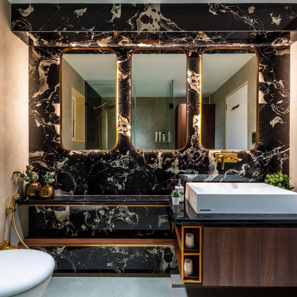 Baño indio lujoso con mármol negro