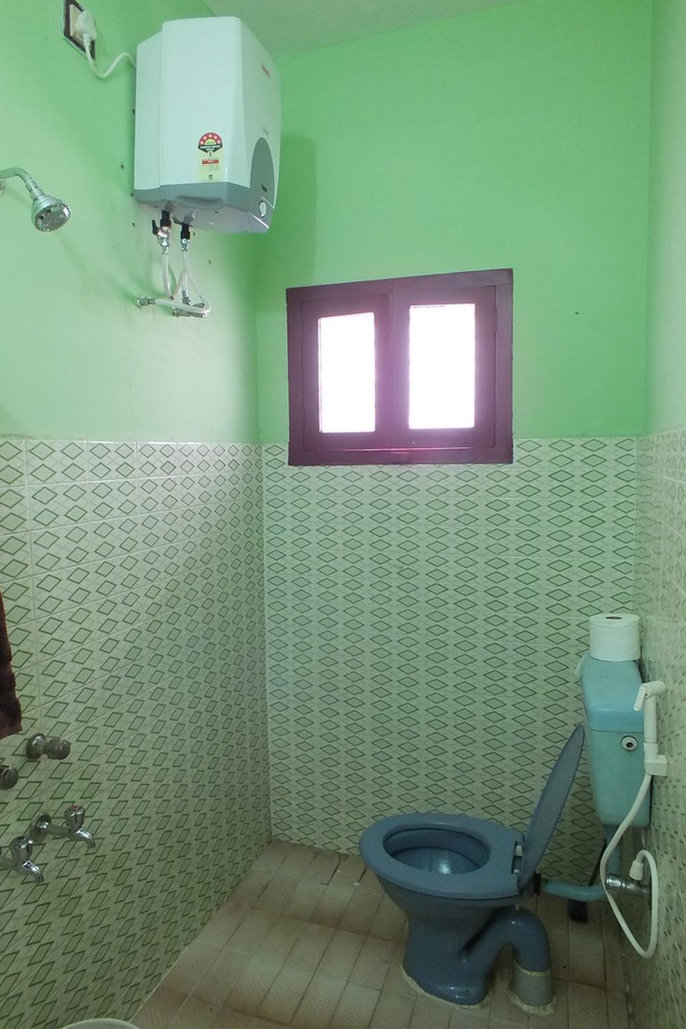 Baño indio básico con elementos modernos