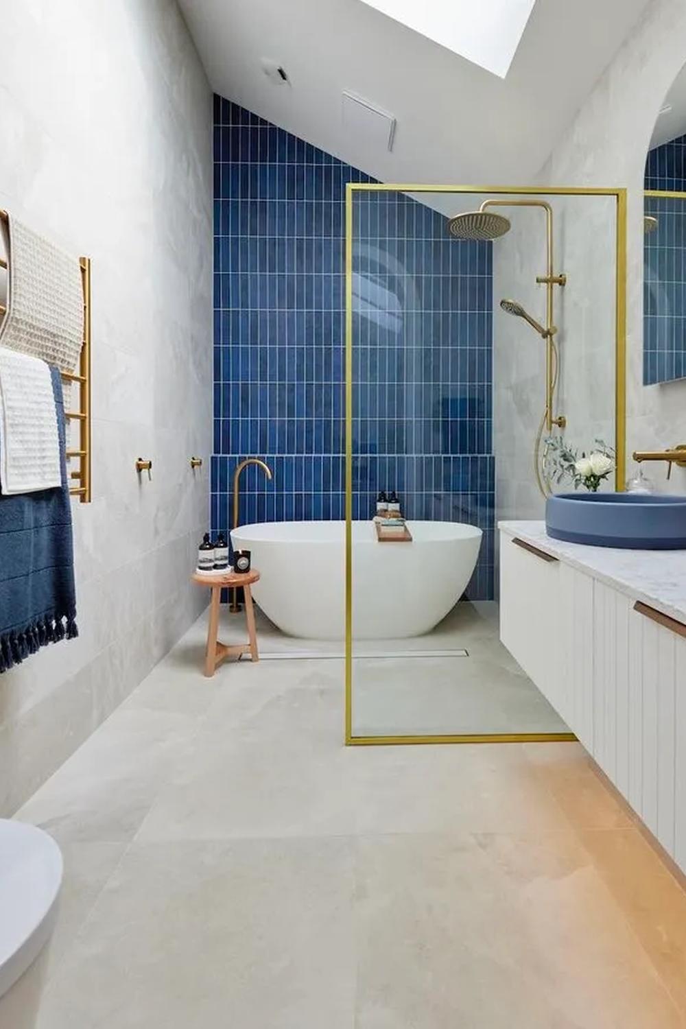 Baño indio eco-amigable con elementos de confort