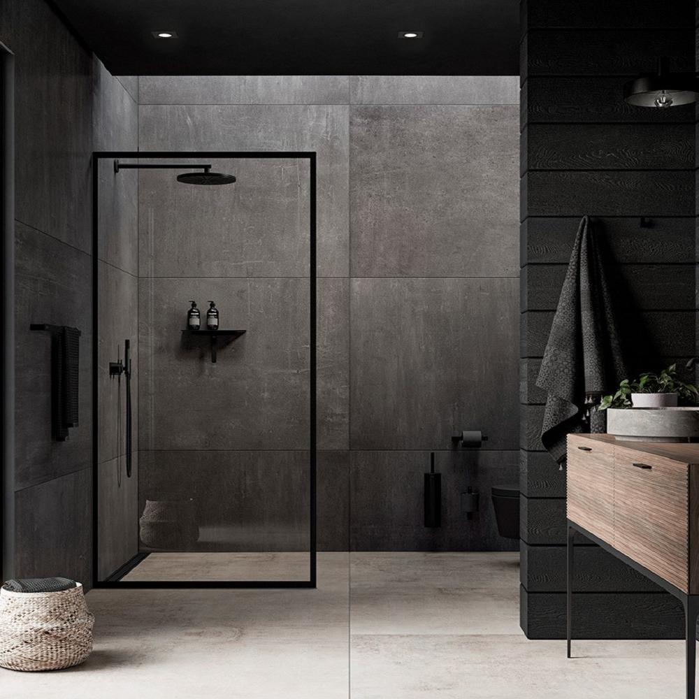 Baño industrial con bañera escultural y ventanas amplias