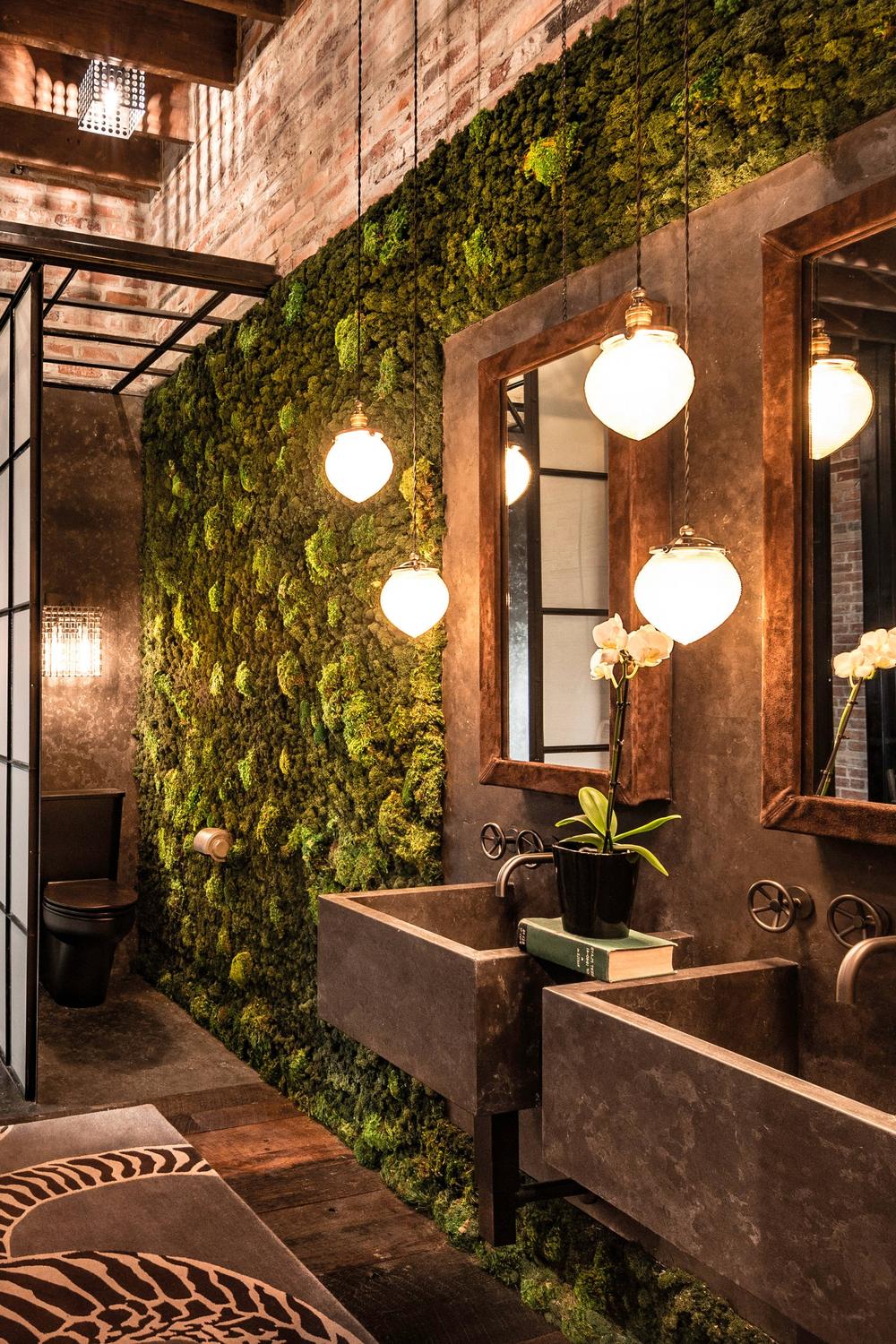 Baño industrial con elegancia natural y diseño funcional