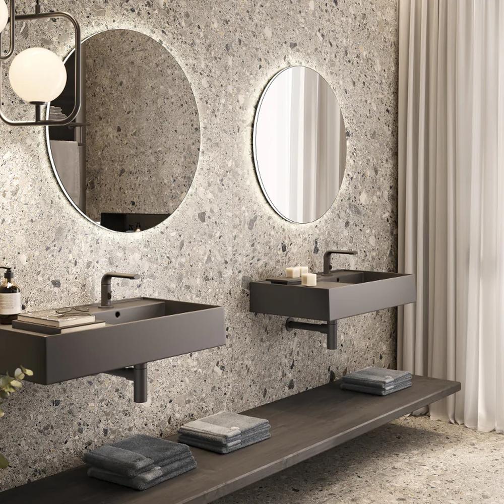 Baño industrial con un esquema de diseño limpio y fresco