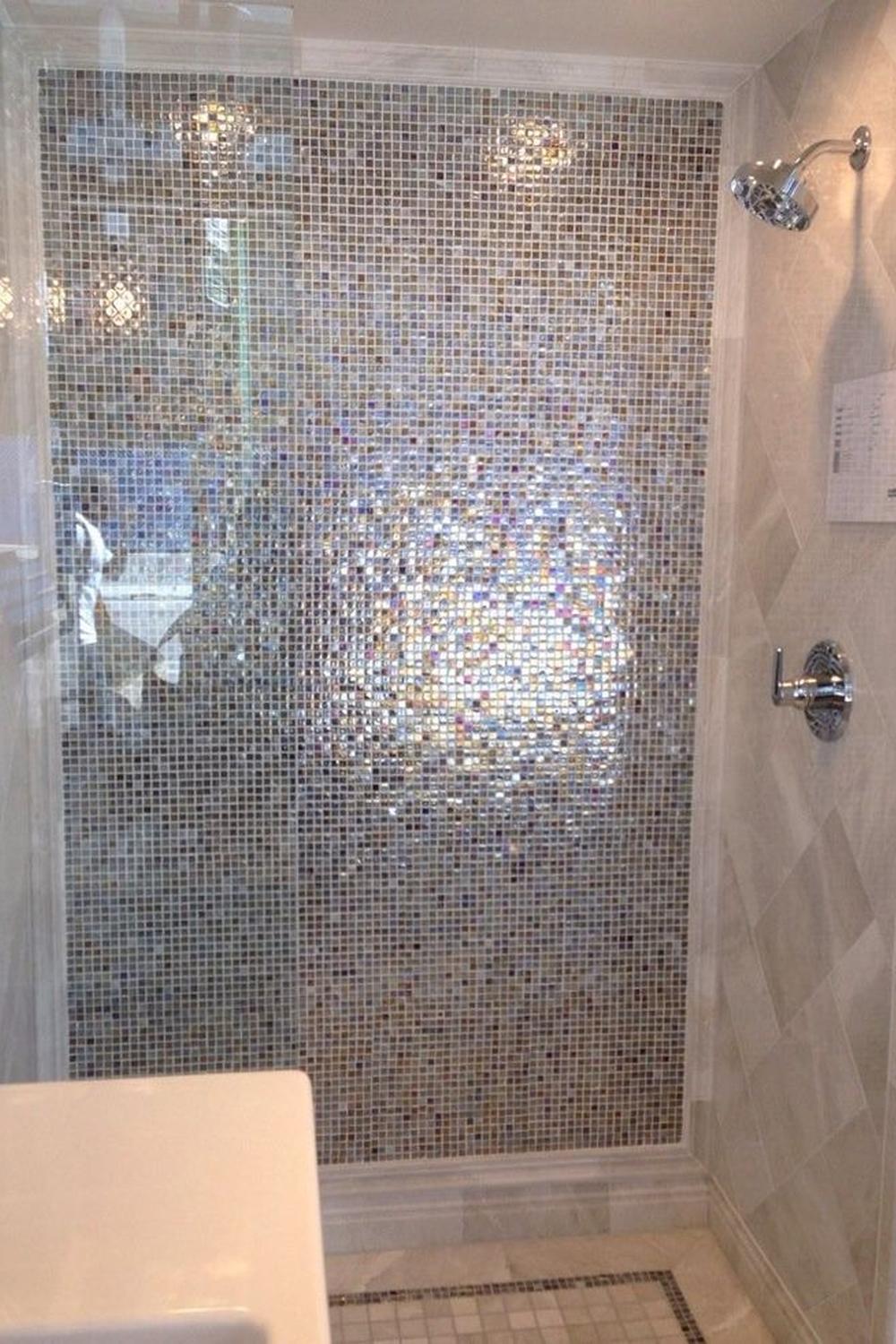 Baño moderno con espacio de ducha decorado con azulejos iridiscentes.