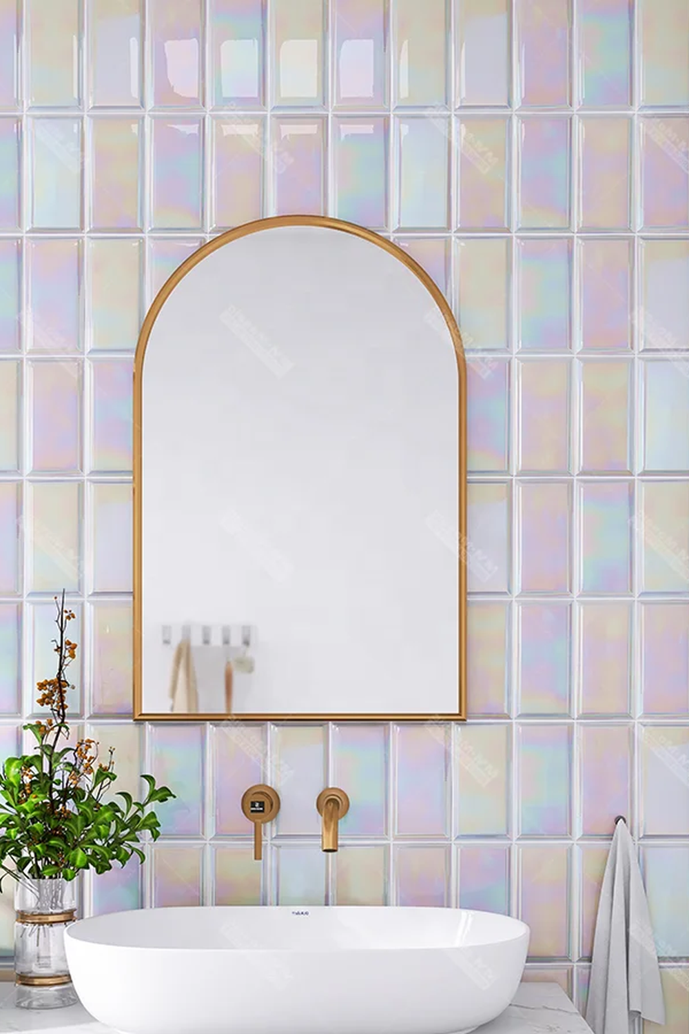 Diseño de baño elegante con azulejos iridiscentes en colores pastel.
