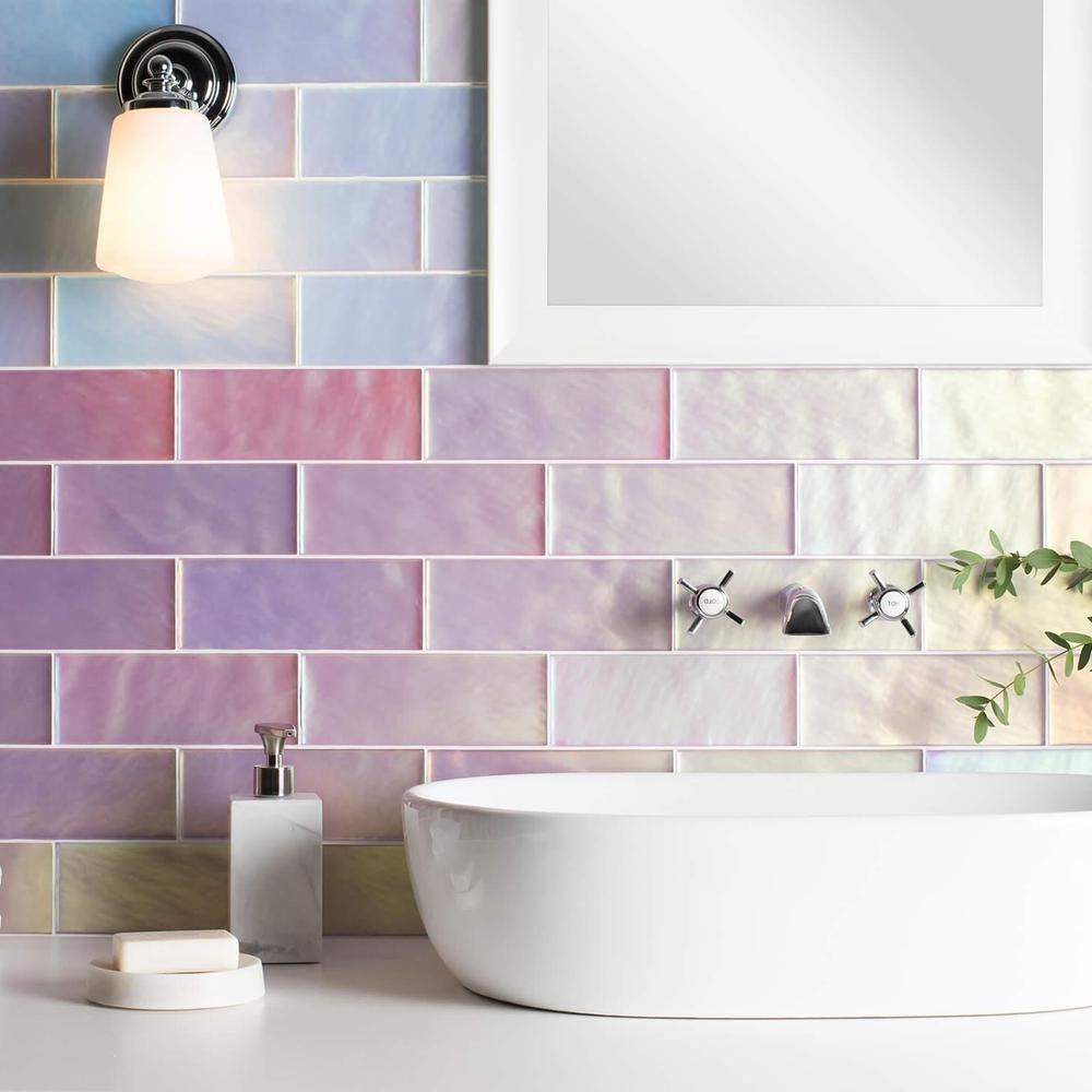Baño estilo contemporáneo con pared de azulejos iridiscentes.