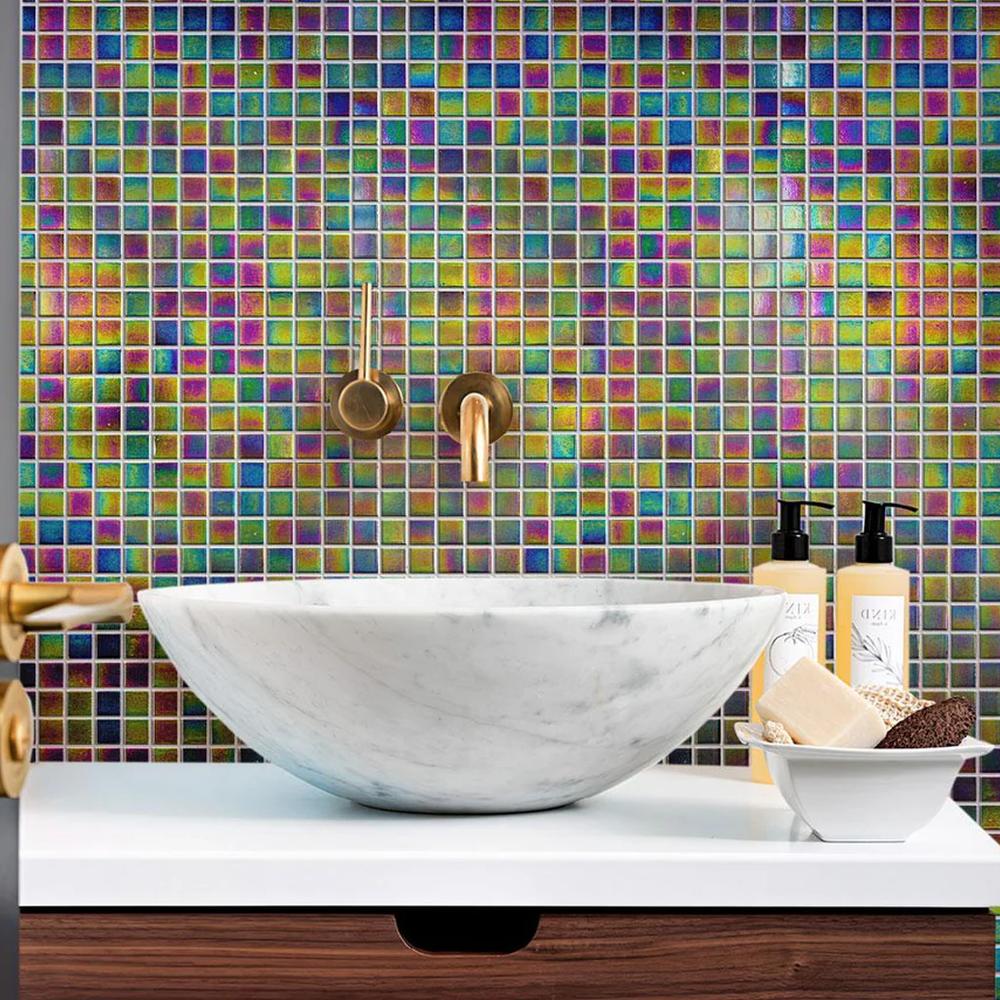 Baño moderno vibrante con salpicadero de azulejos iridiscentes.