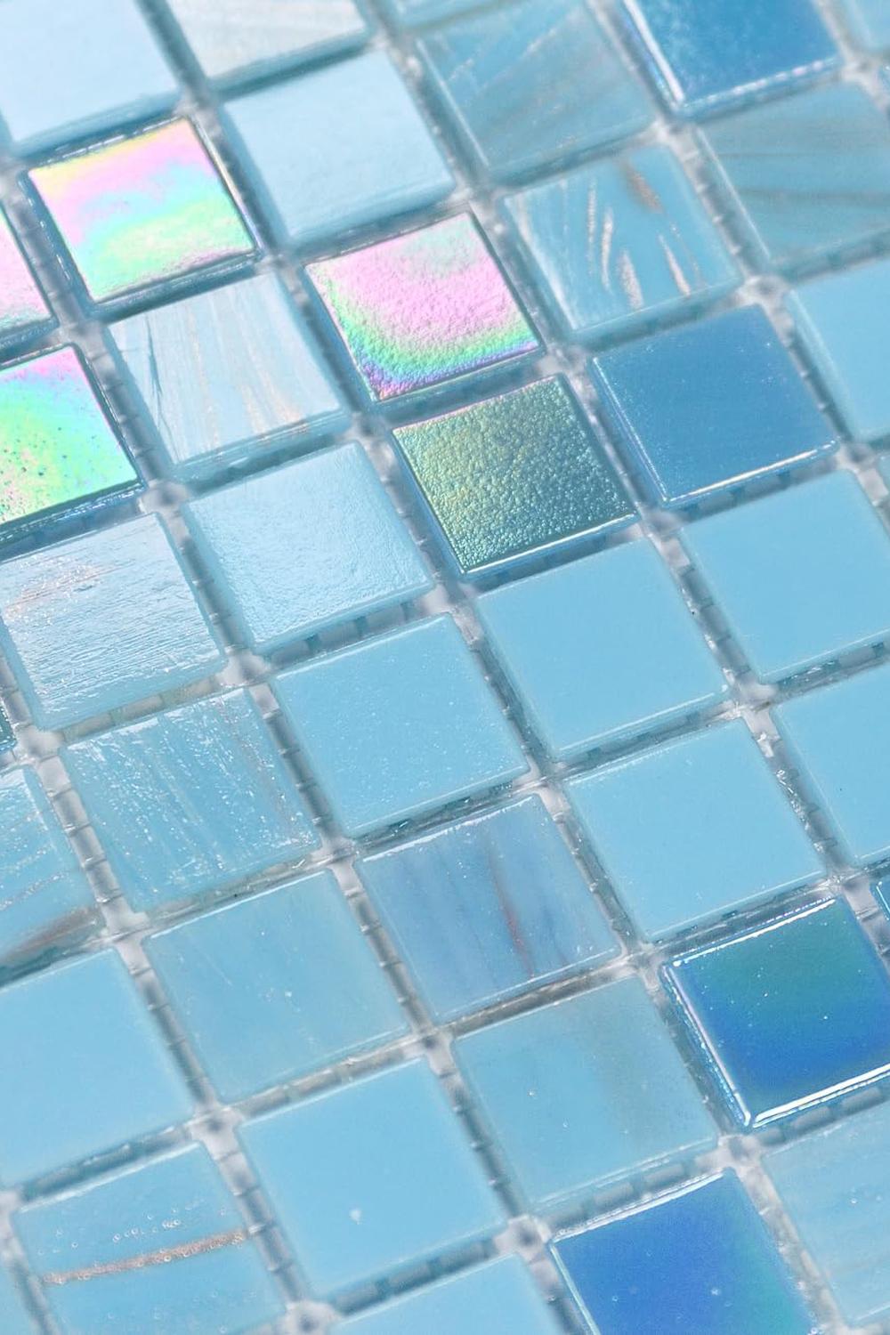 Primer plano de superficie de azulejos iridiscentes en tonalidades azules.