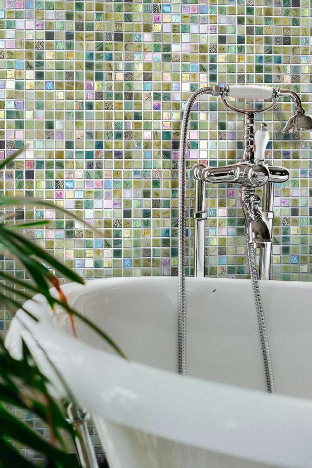 Baño estiloso con azulejos iridiscentes en tonalidades verdes.