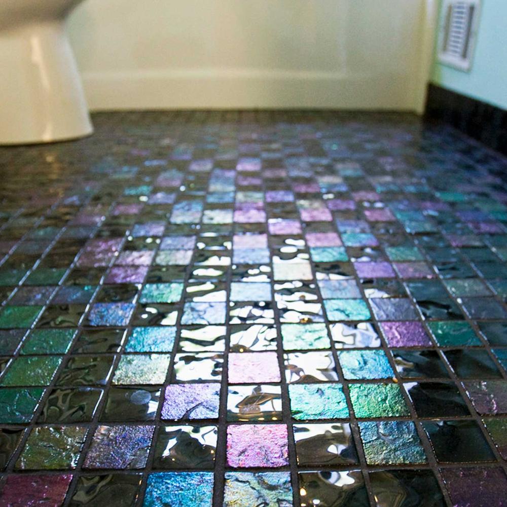 Diseño elegante de suelo con azulejos iridiscentes en tonos diversos.