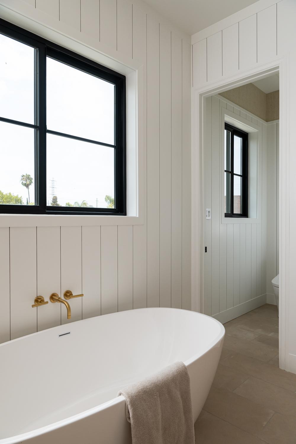 Baño japonés con ventana de luz natural y diseño minimalista