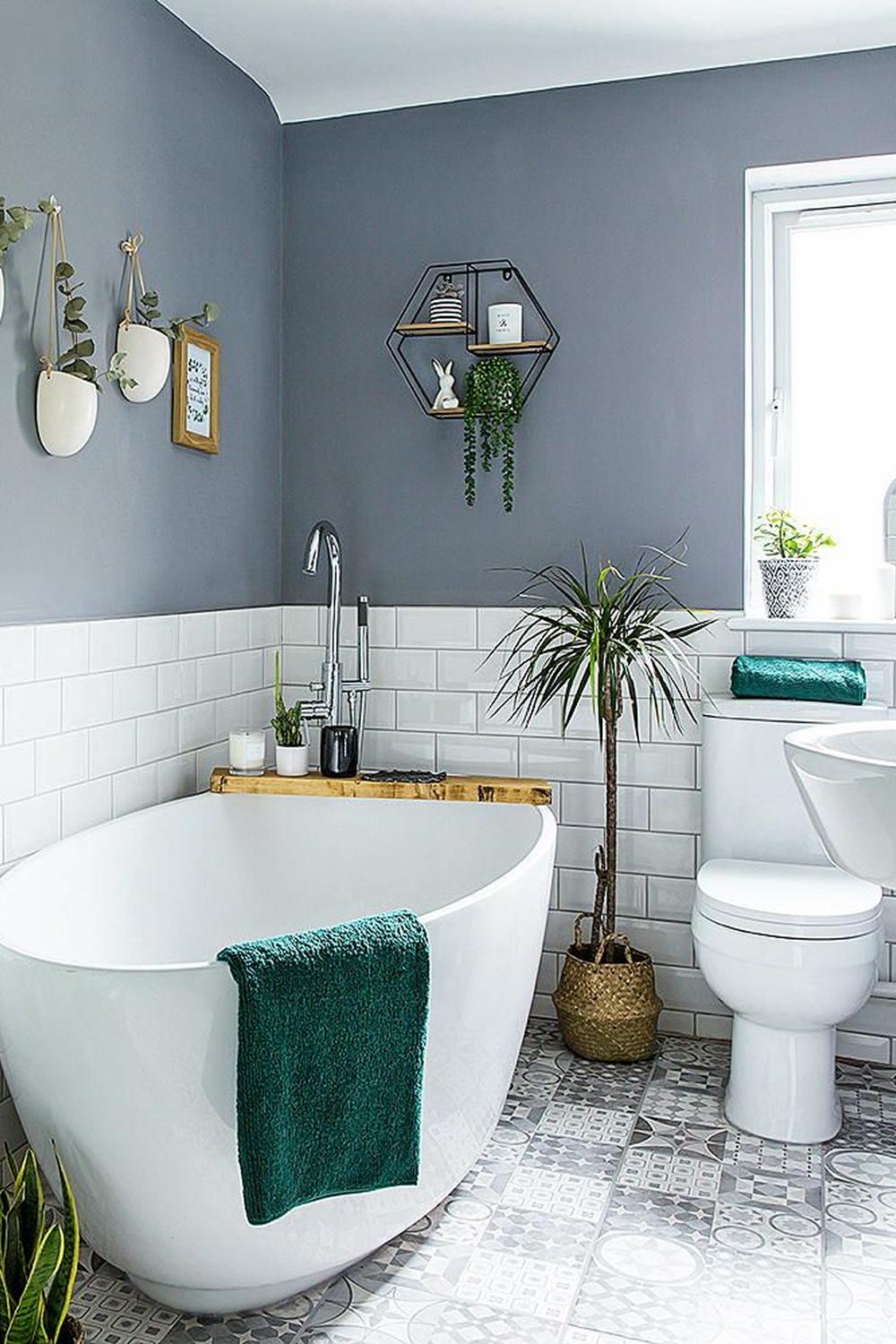 Baño elegante con bañera blanca y detalles en madera