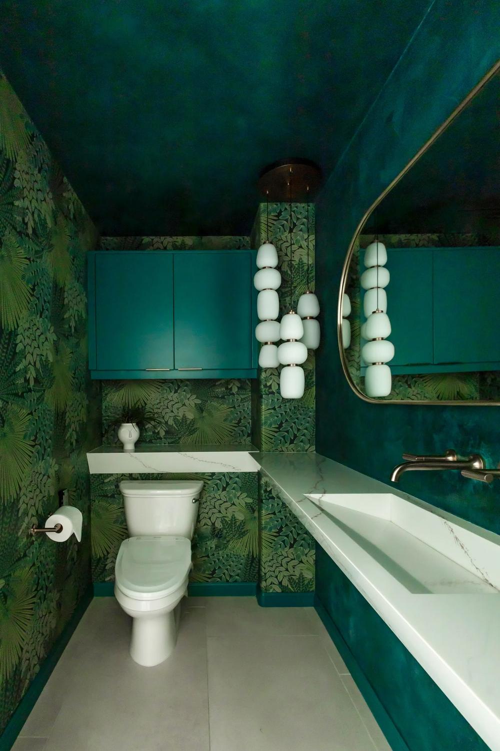 Baño moderno con paleta de colores envolvente