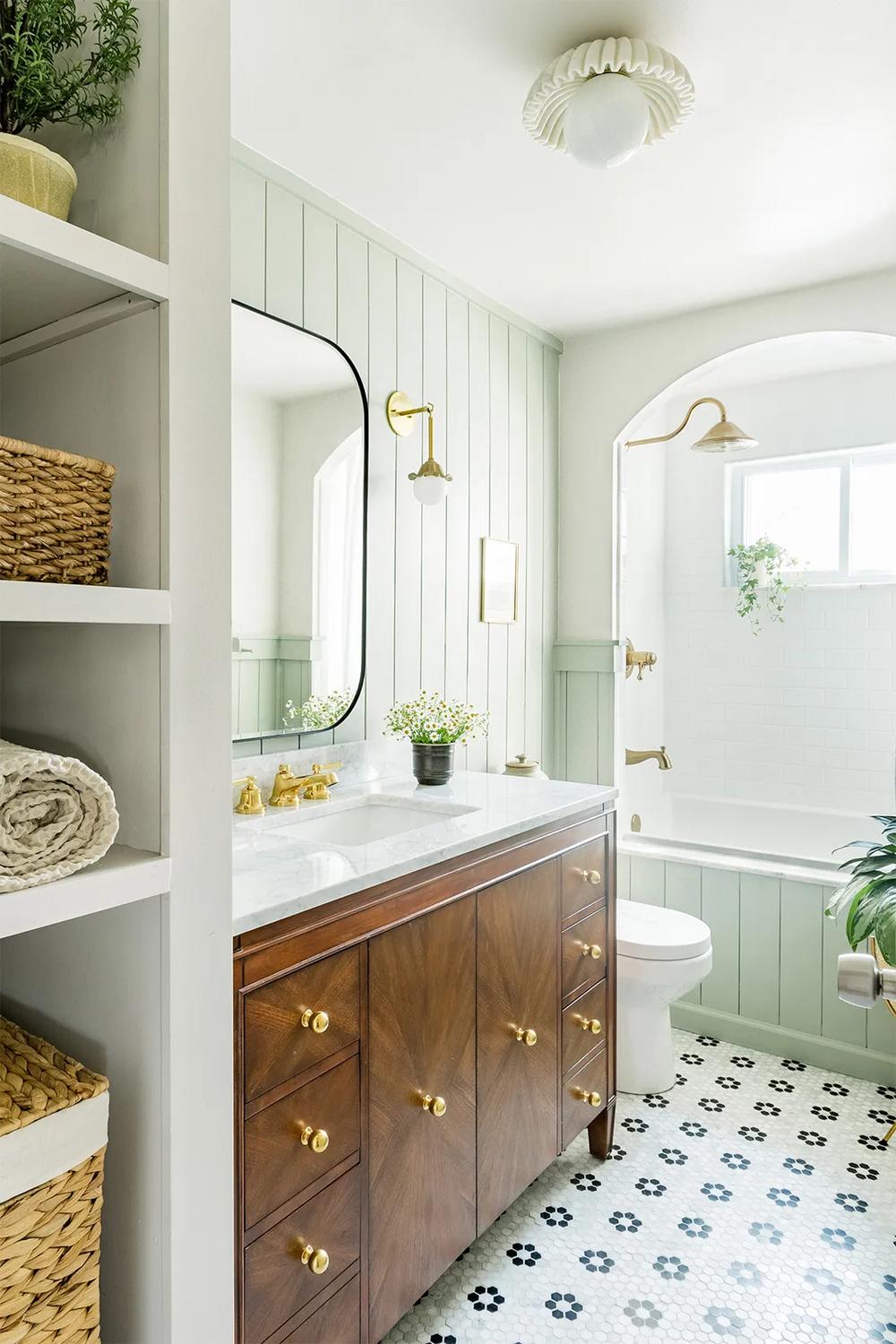 A kids' bathroom with natural accents combined with vibrant elements, creating a cozy environment.