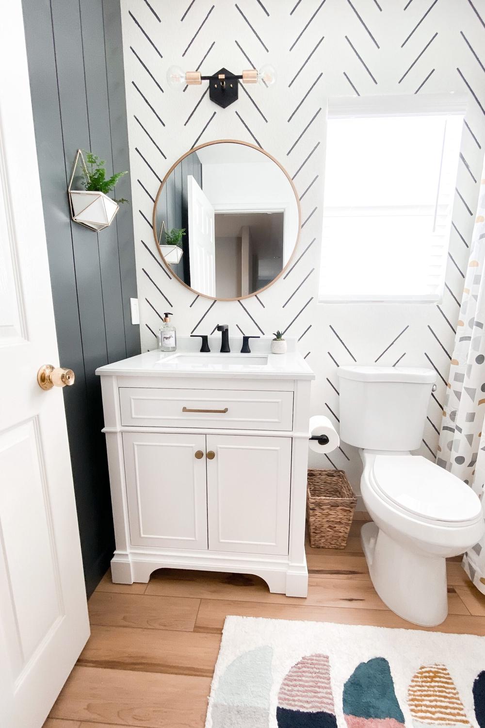 A textured kids' bathroom that combines playful colors and shapes for a delightful atmosphere.