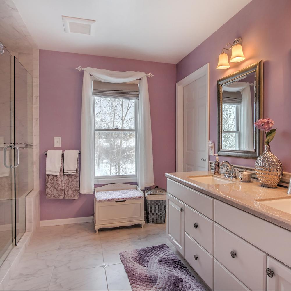 Baño con un esquema de colores lavanda suave que crea un ambiente de tranquilidad