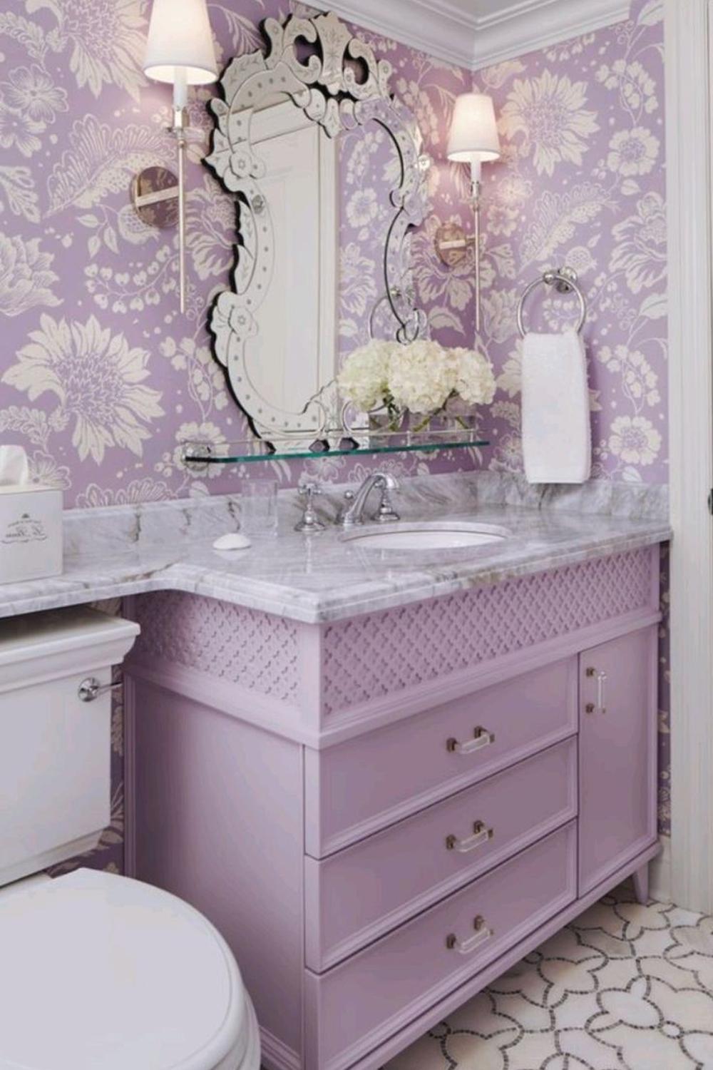 Baño con papel pintado de lavanda con patrones florales en tonos crema pálido