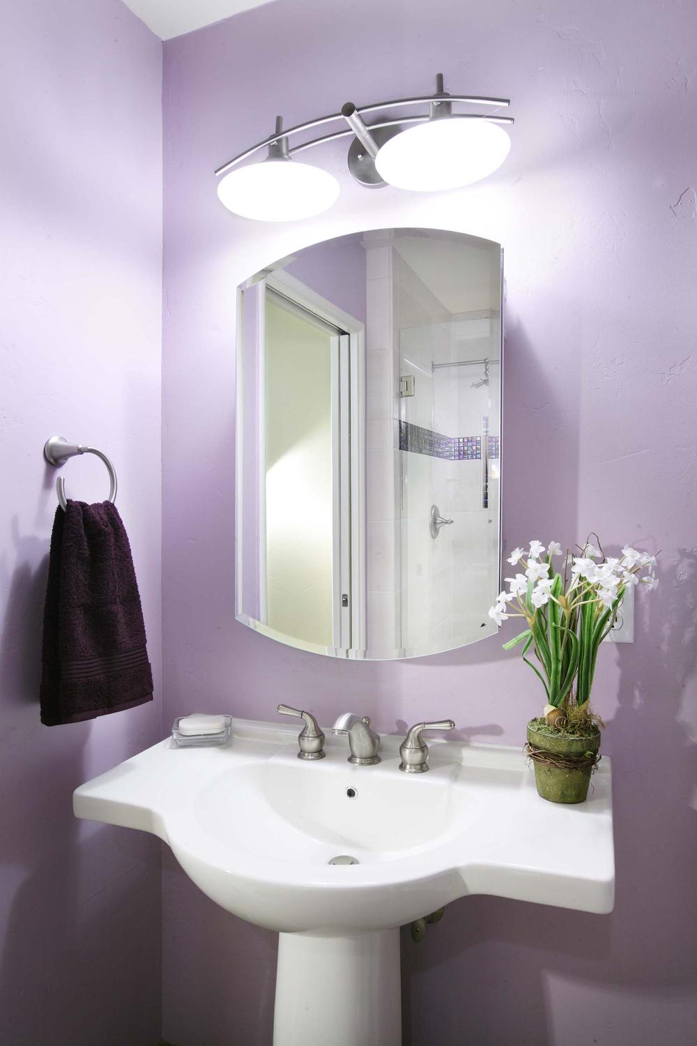 Baño chic con un uso sutil del lavanda que aporta tranquilidad