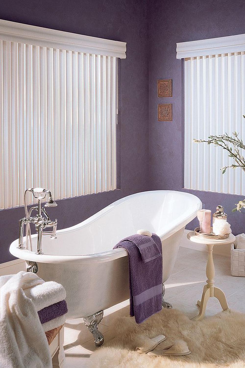 Baño elegante con enfoque en la relajación