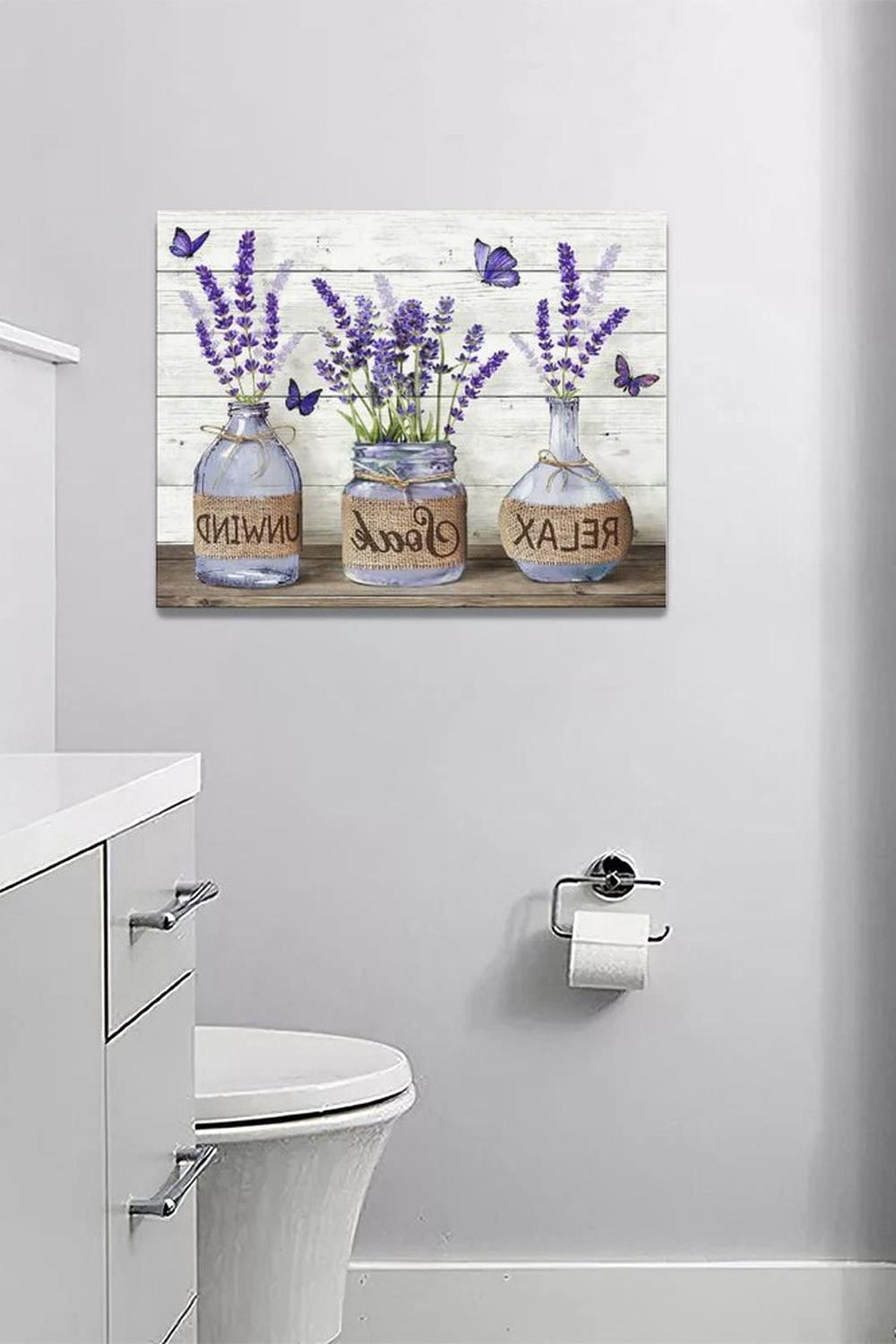 Baño moderno que mezcla elementos contemporáneos con calidez