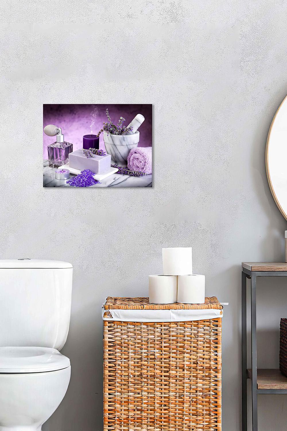 Baño elegante que resalta el color lavanda y la relajación