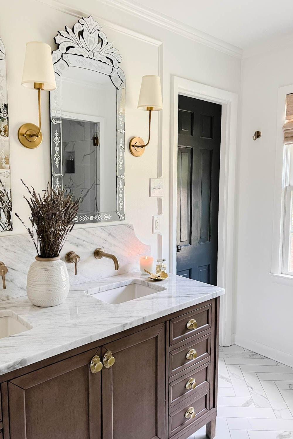 Baño elegante que utiliza la lavanda como base estética