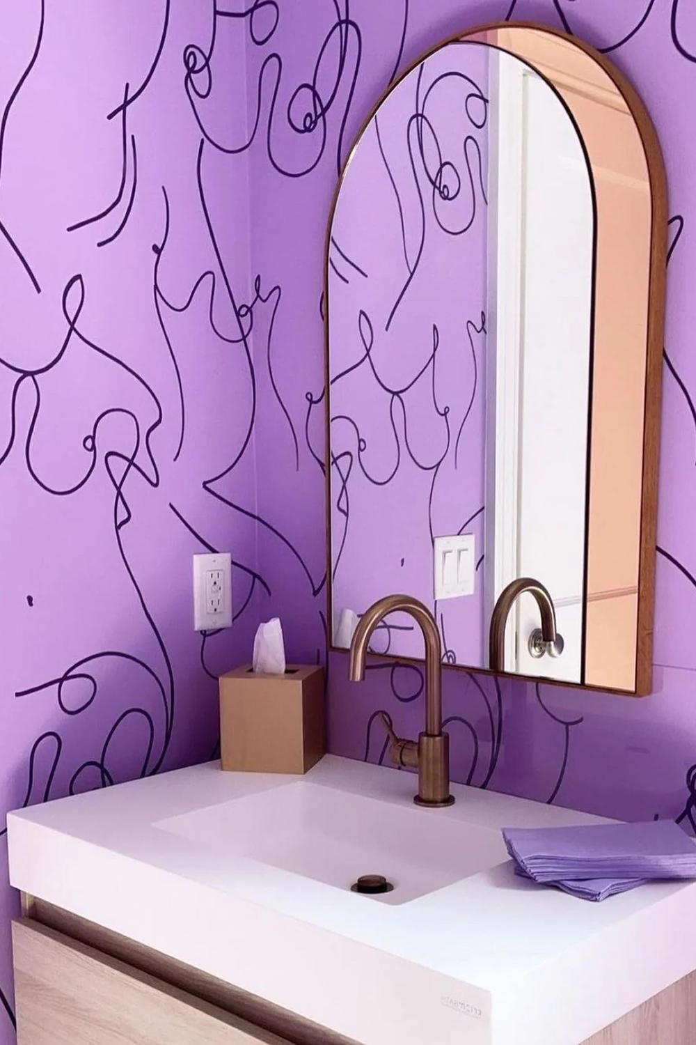 Baño moderno y elegante con detalles únicos en color lavanda