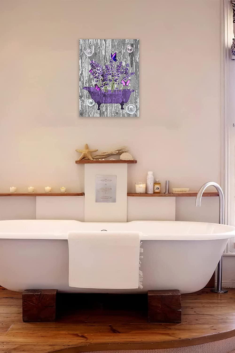 Baño acogedor con una bañera elegante que invita a la relajación