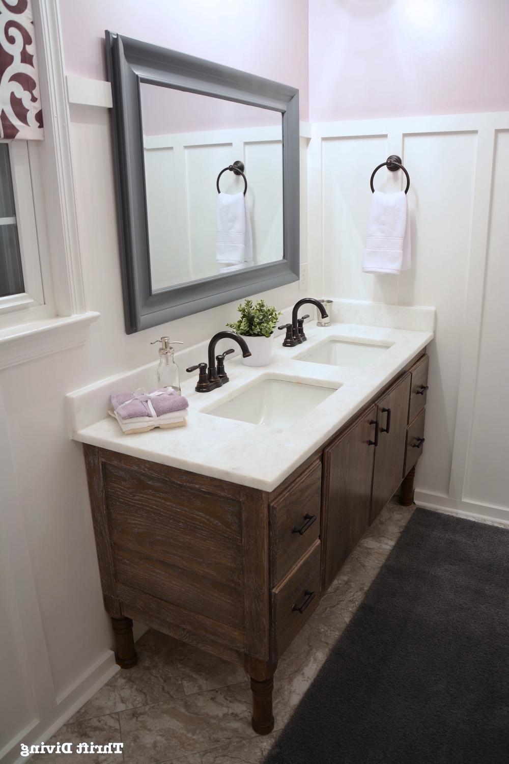 Baño con un diseño rústico y detalles elegantes en lavanda