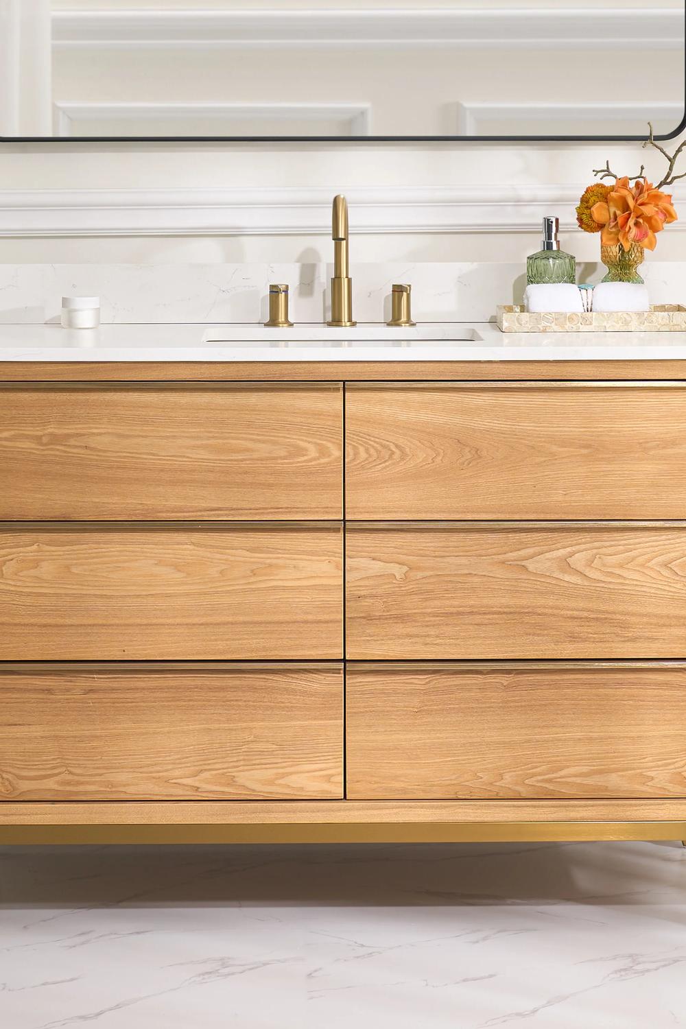 Estilo contemporáneo en un mueble de baño de madera clara