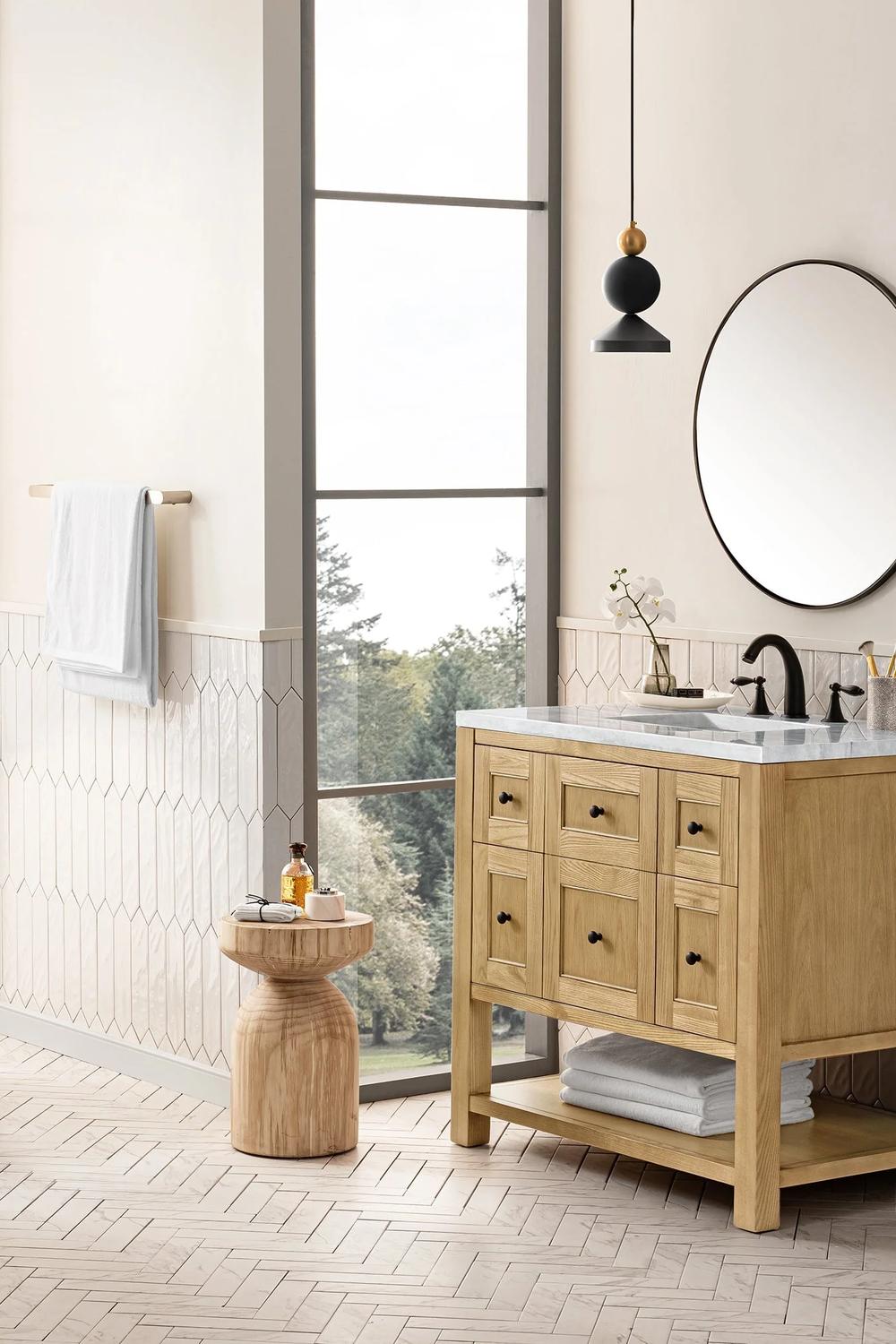 Un toque minimalista en el mueble de baño de madera clara