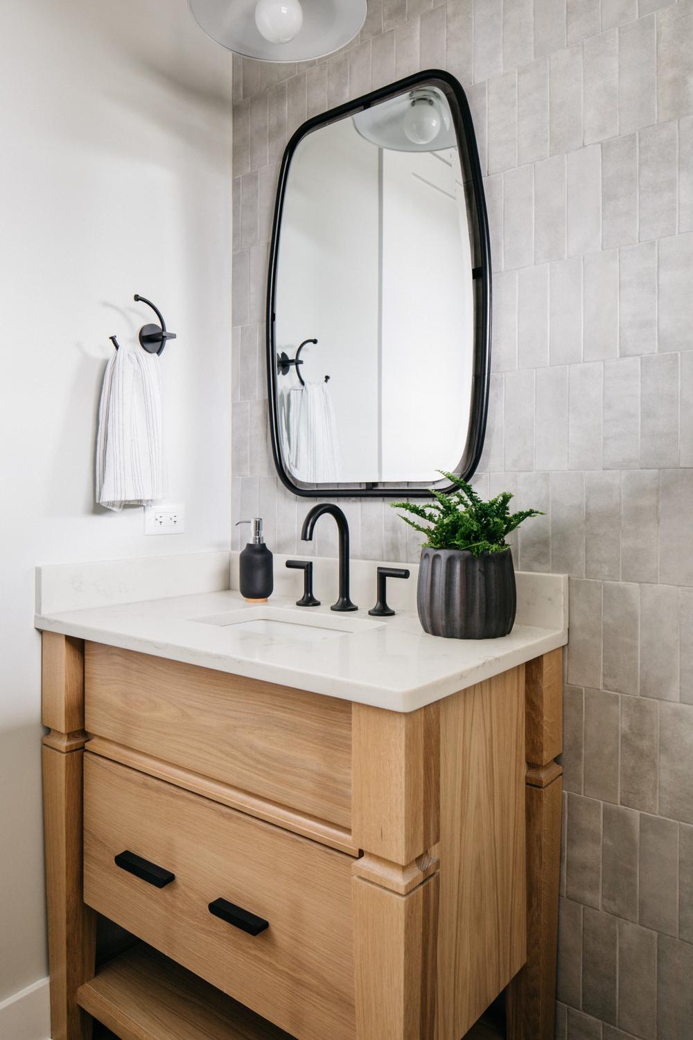 Estilo contemporáneo en cada rincón del baño
