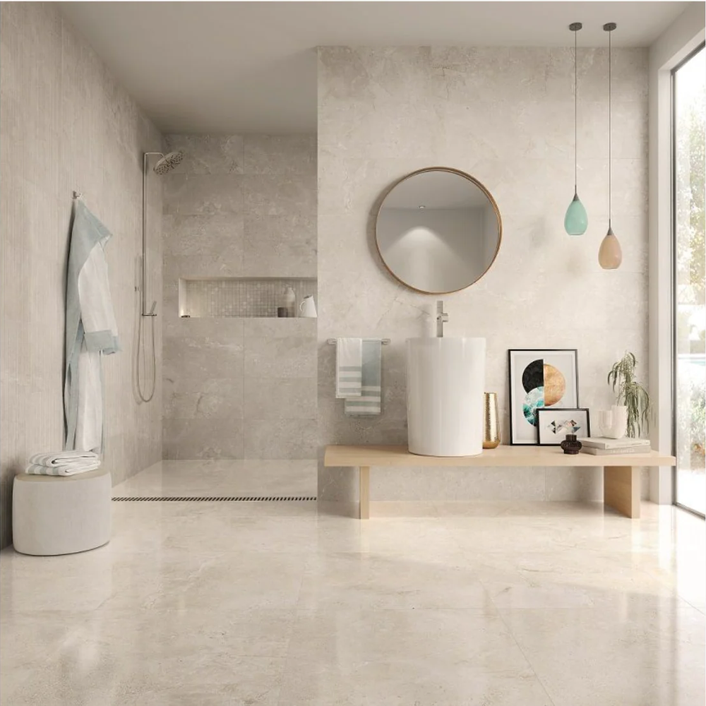 Baño luminoso con baldosas de caliza en tonos claros