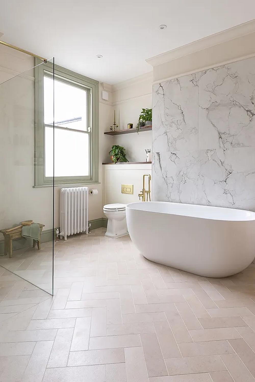 Baño elegante con baldosas en patrón de espiga