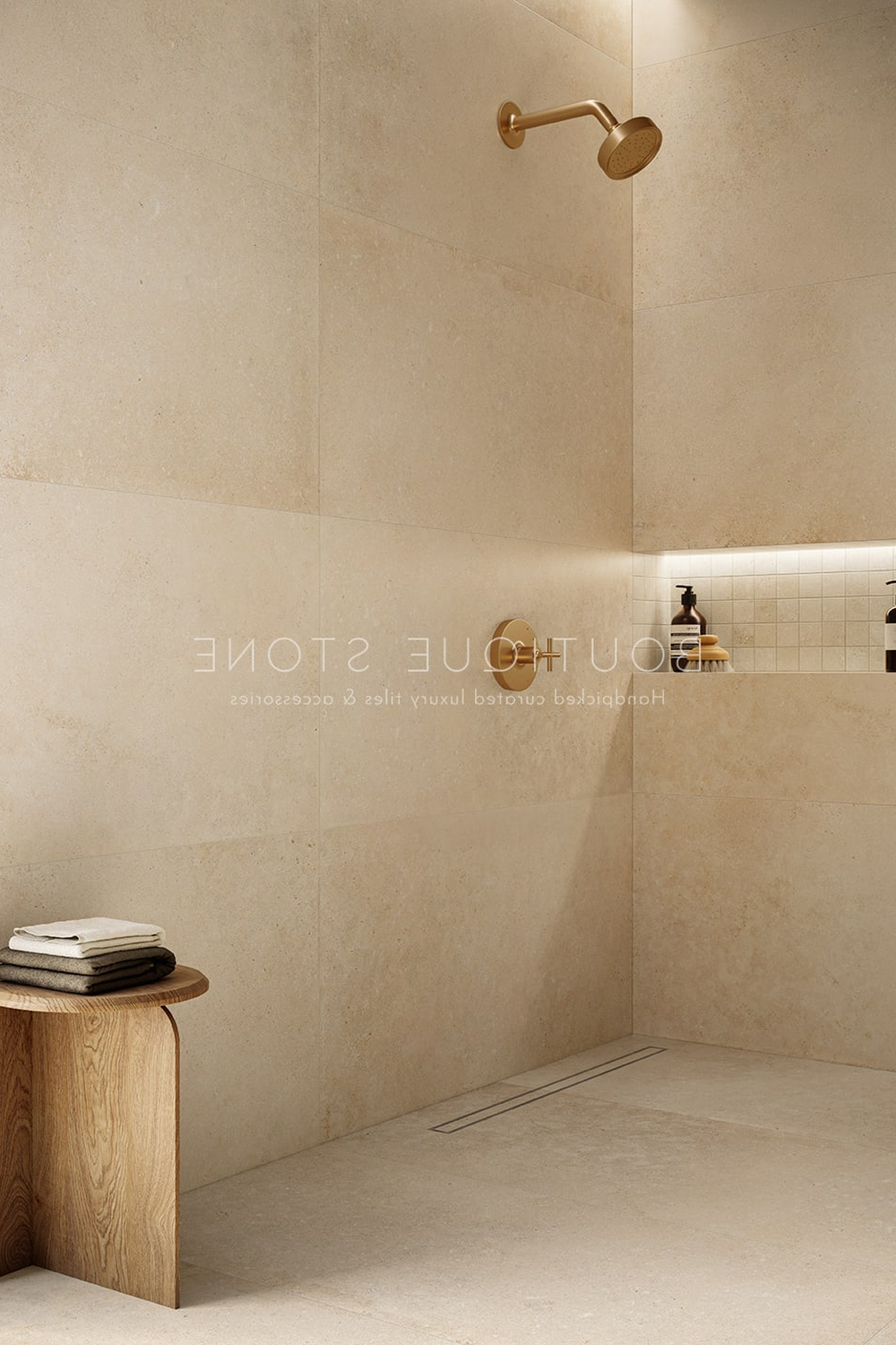 Baño moderno con elementos naturales y baldosas de piedra caliza