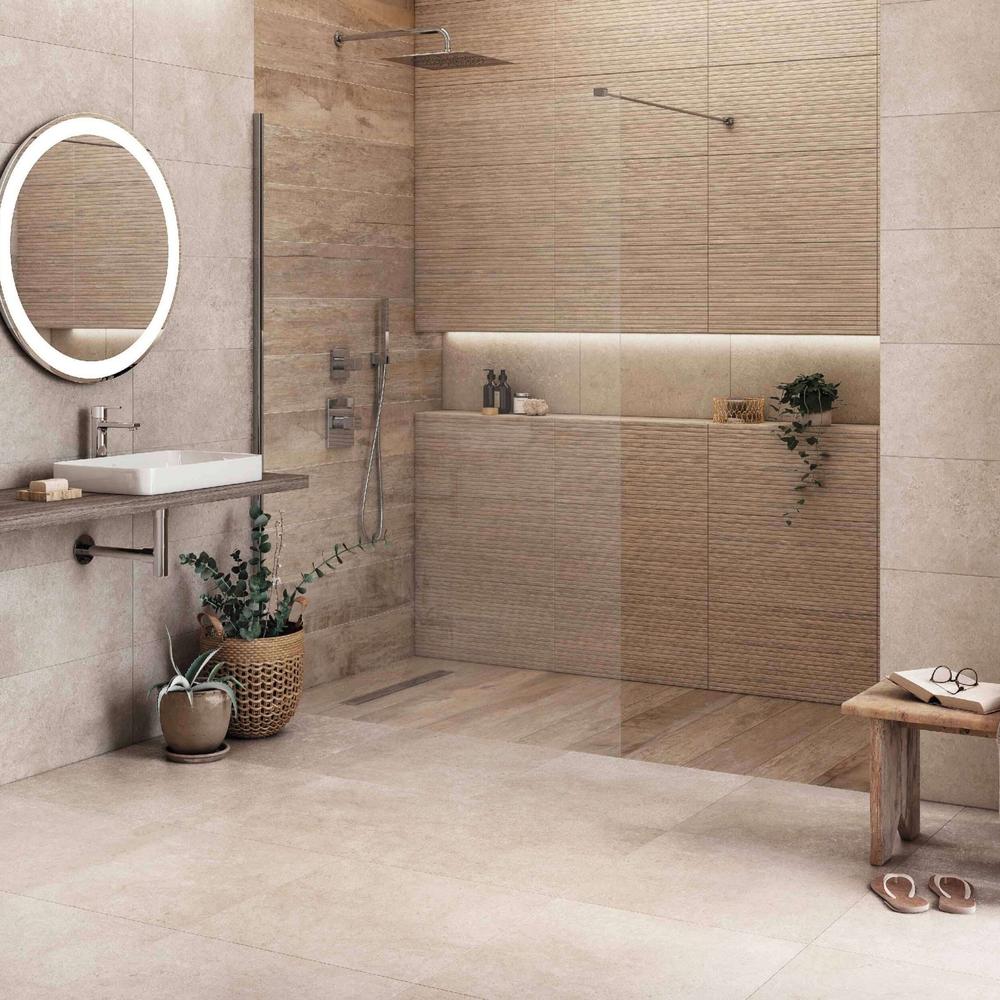 Baño contemporáneo con bañera independiente y baldosas de caliza