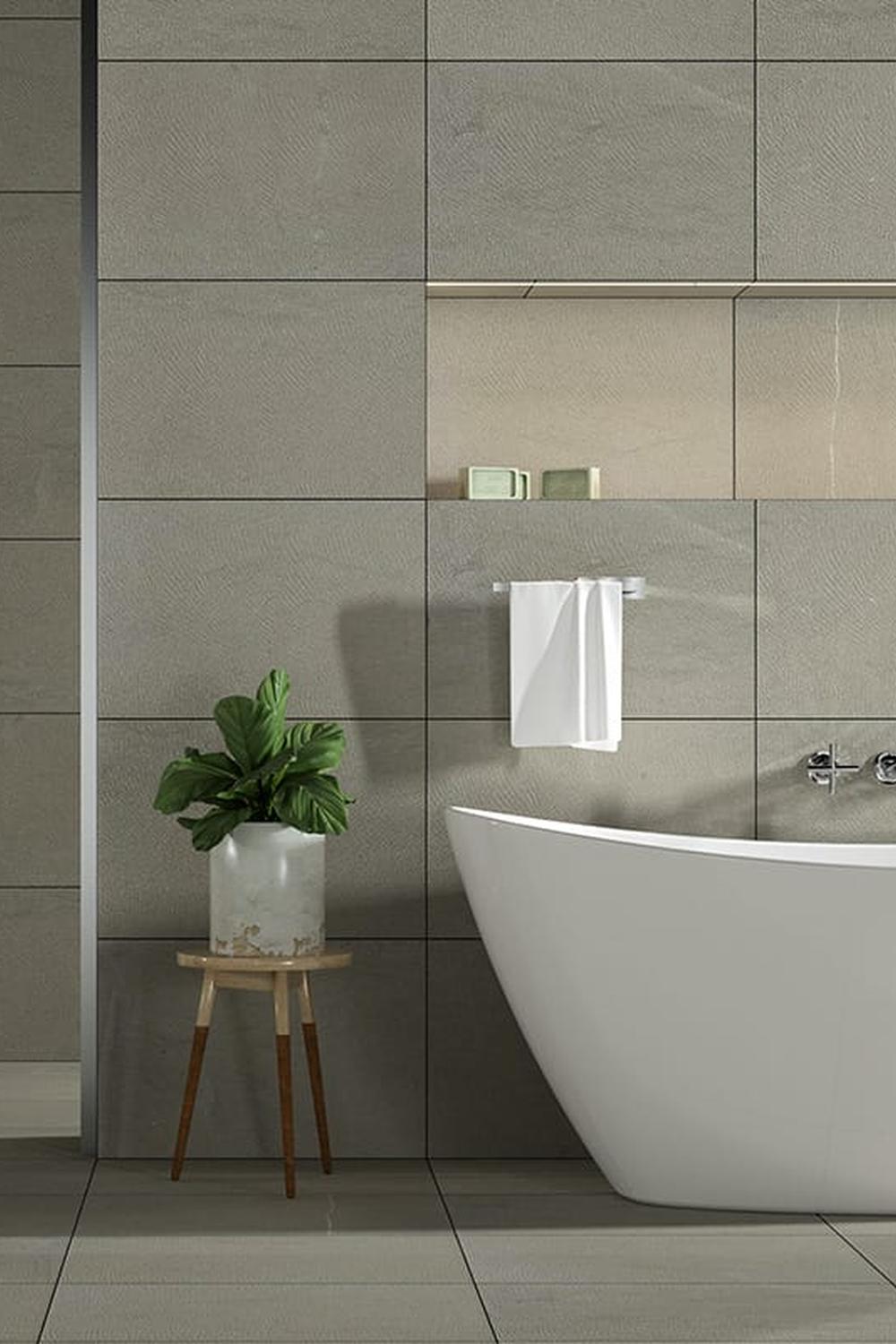 Baño con ducha moderna y baldosas de piedra caliza