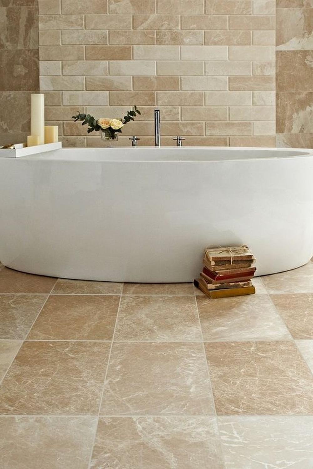 Baño con espejo grande y baldosas de piedra caliza