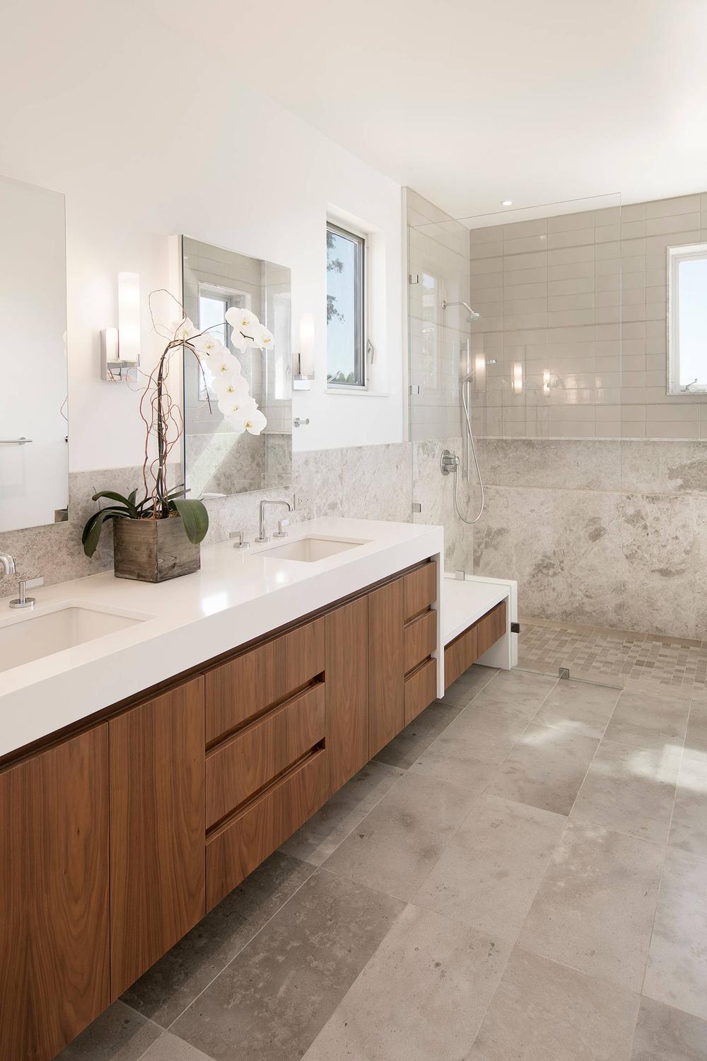Baño con detalles decorativos y baldosas de piedra caliza