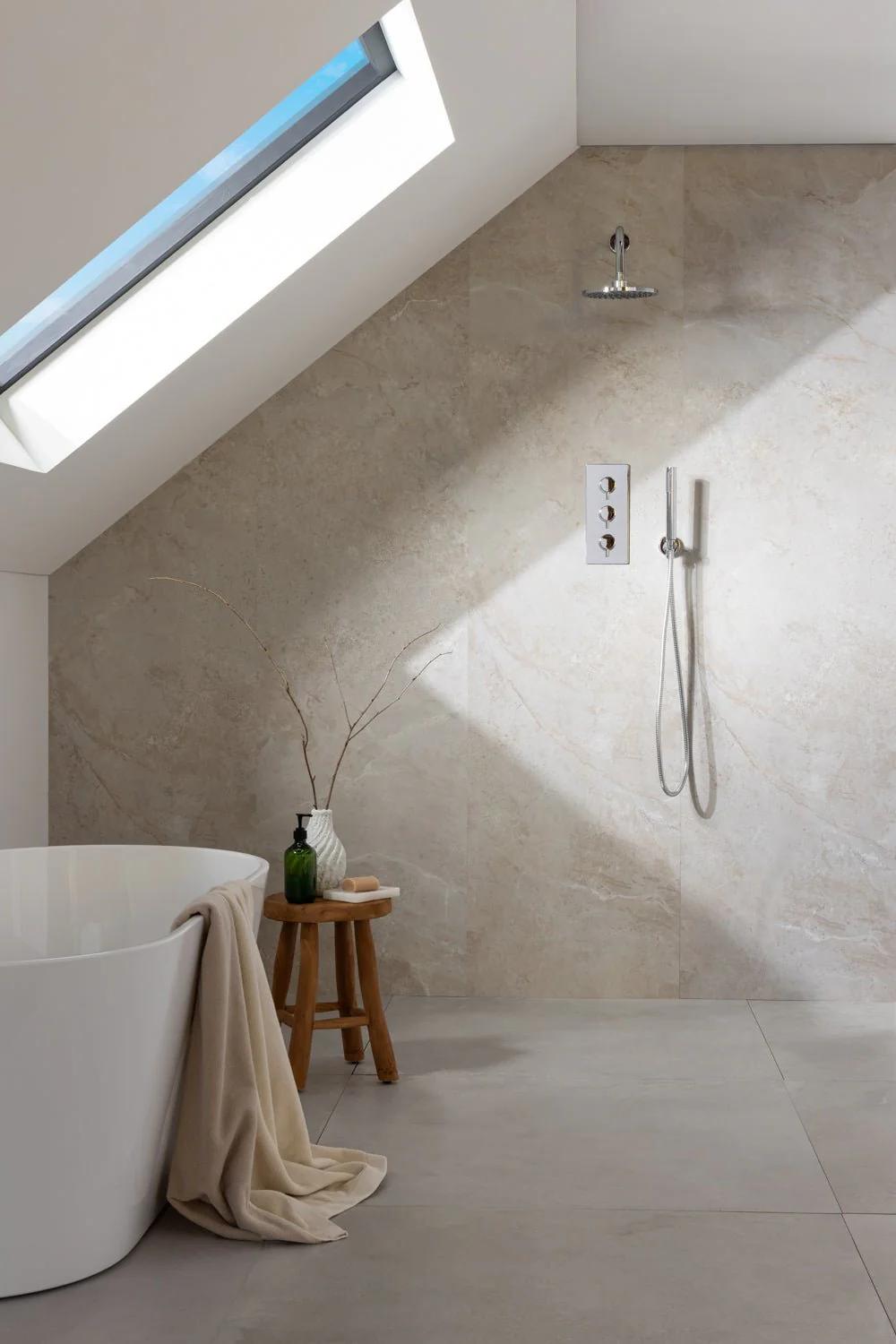 Baño con acabados de calidad y baldosas de caliza