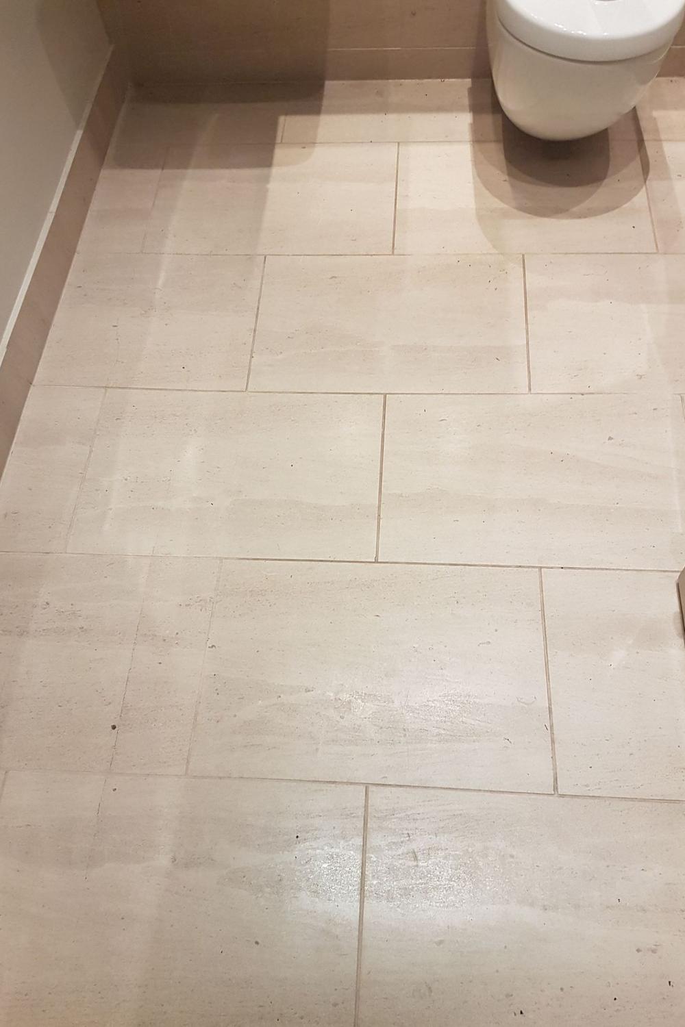 Baño con colores neutros y texturas diversas en baldosas de caliza