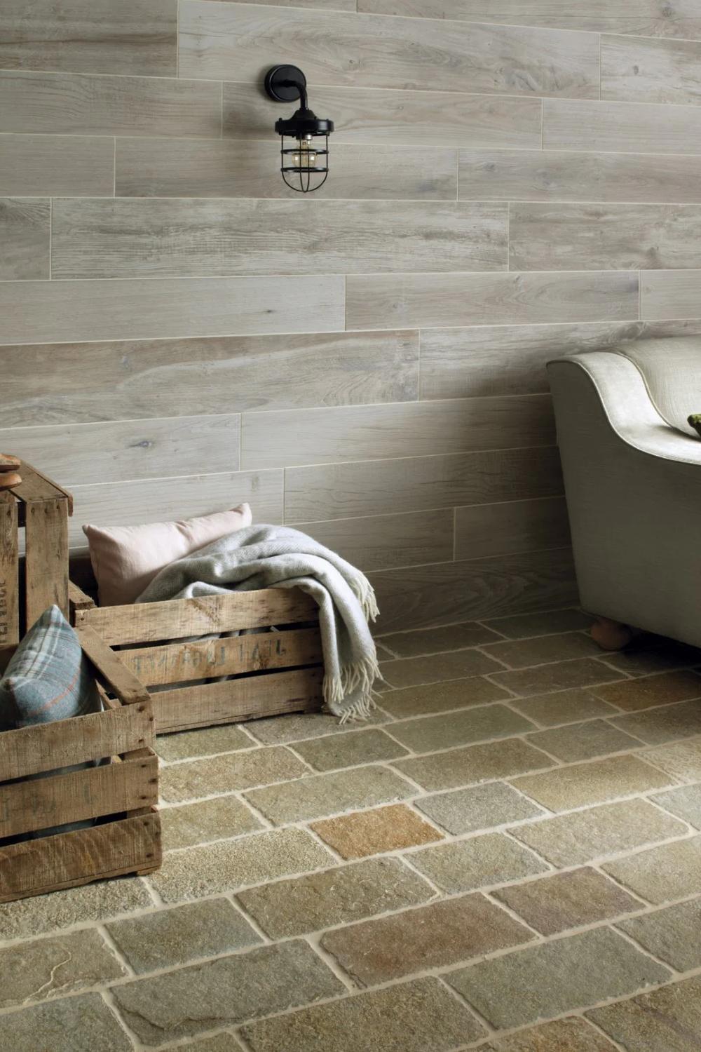 Baño con grandes ventanas que aportan luz natural