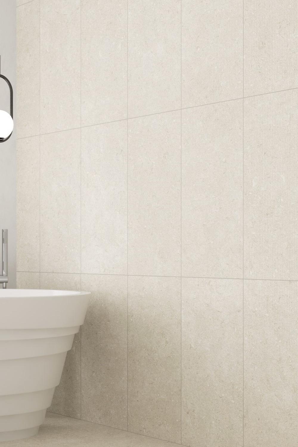 Baño con una fusión de estilos rústicos y contemporáneos usando baldosas de caliza
