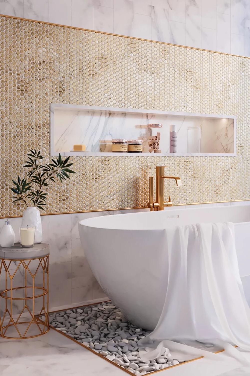 Baño lujoso maximalista con mármol y detalles dorados