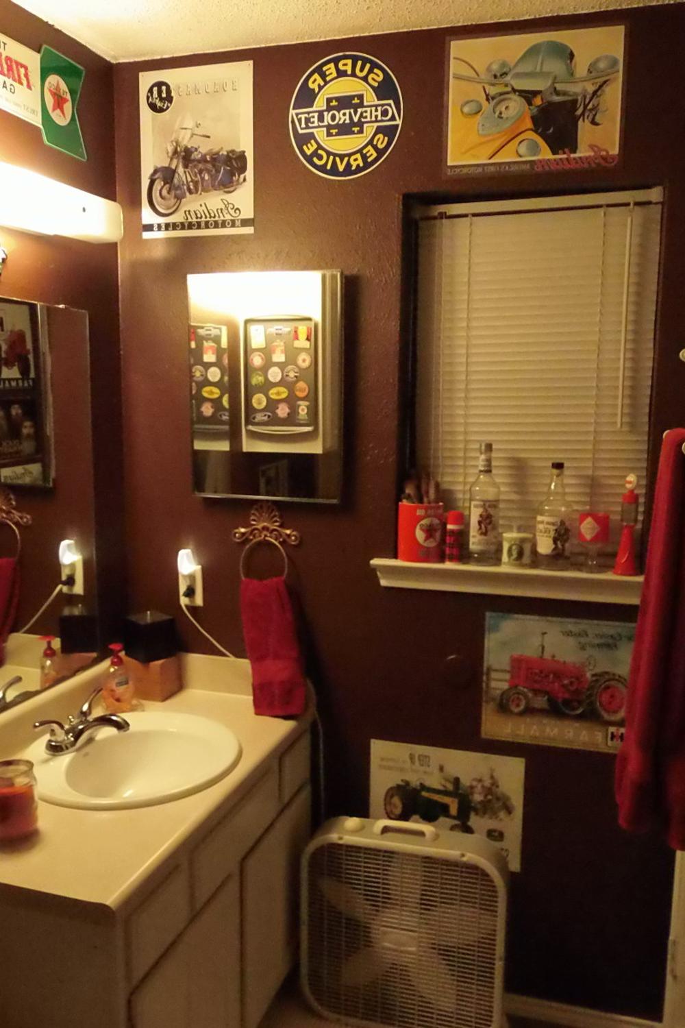 Baño masculino en tonos oscuros, decoraciones retro y detalles industriales