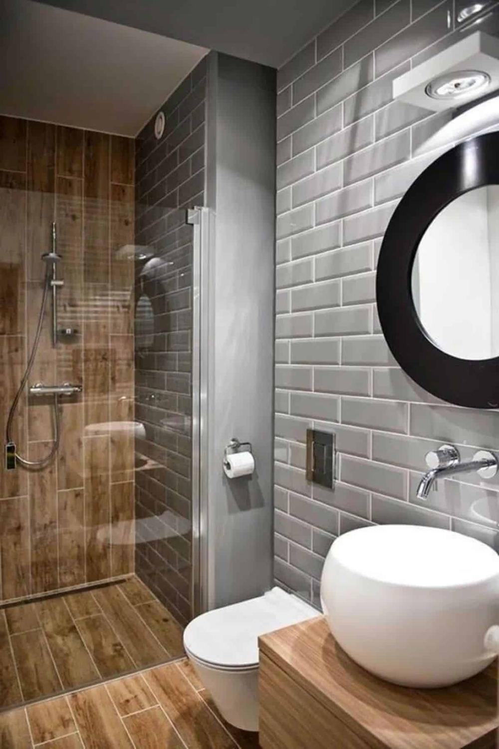 Baño moderno y acogedor, ducha de vidrio y azulejos oscuros