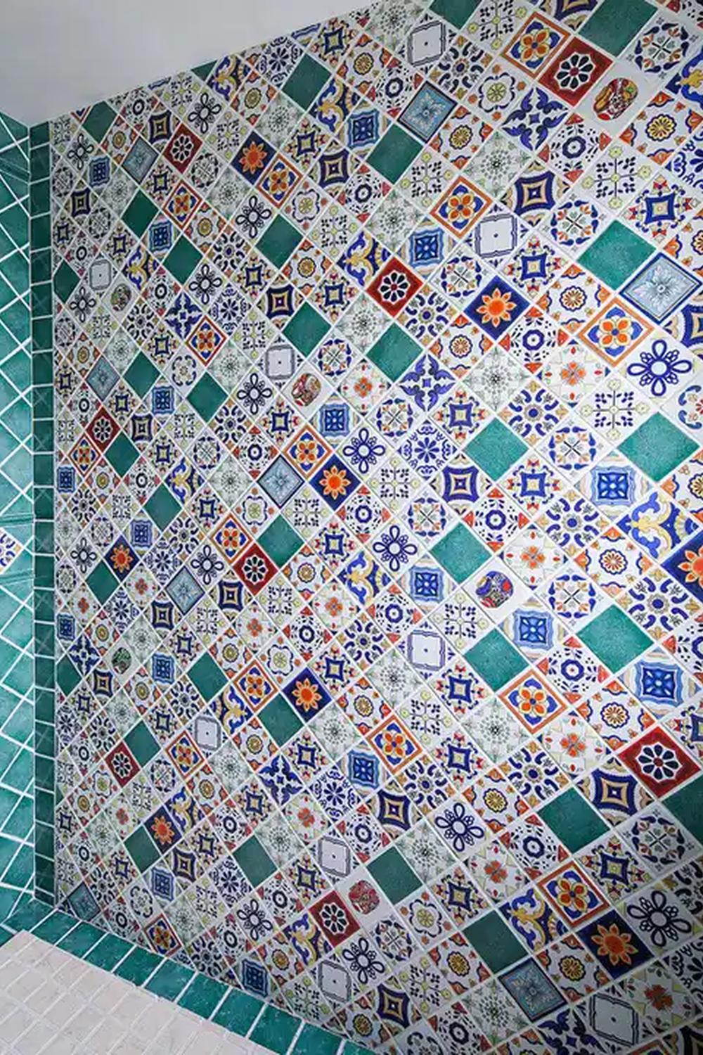 Pared decorativa con azulejos coloridos