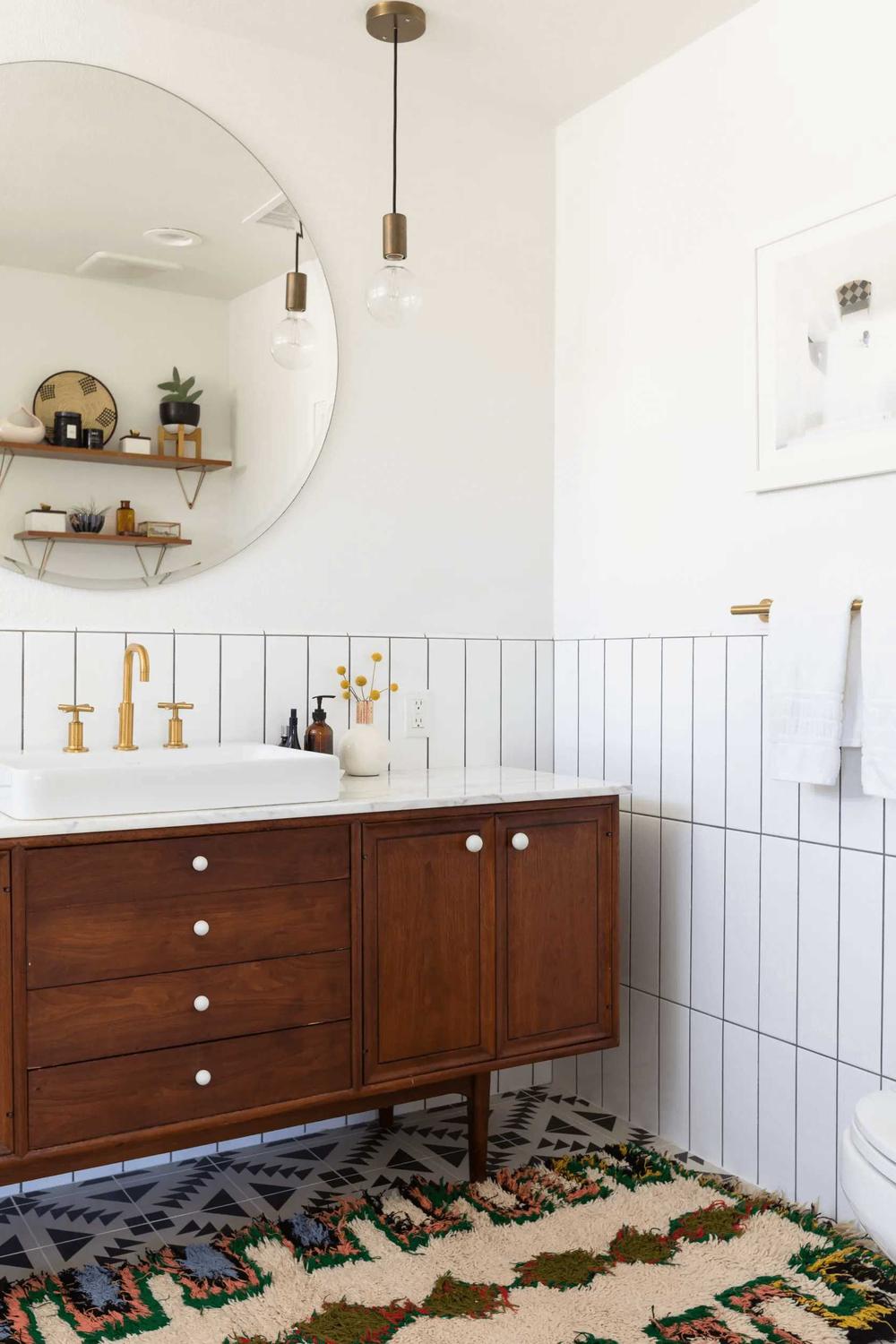 An elegantly simple mid-century bathroom with a focus on functionality