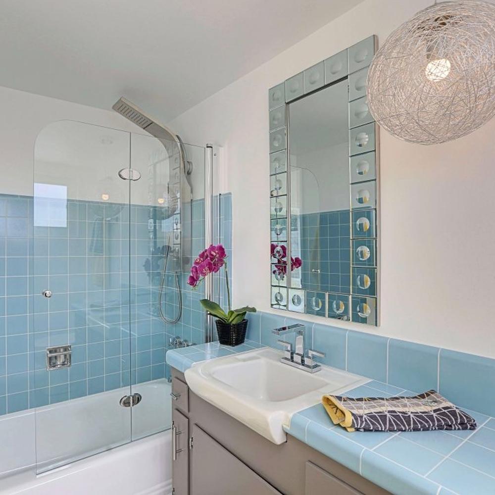 A vibrant mid-century bathroom that blends colors with a clean aesthetic