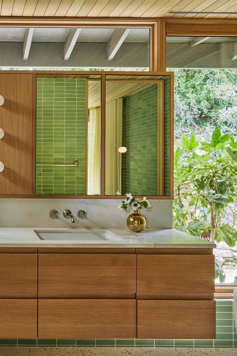 Baño Mid Century Modern con una Mezcla Armoniosa de Materiales Naturales