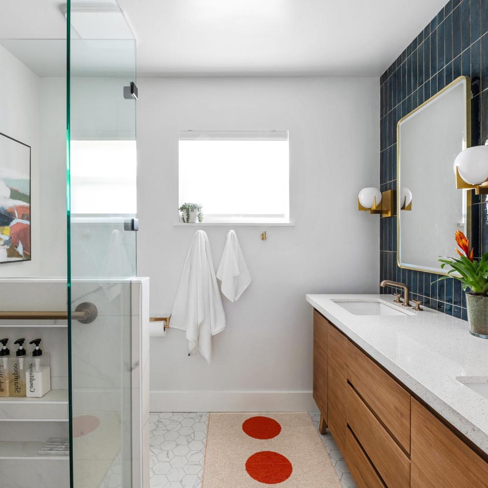 Baño Moderno y Funcional con Detalles en Azul Marino